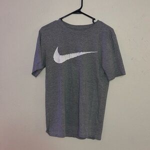 grey nike tee-shirt